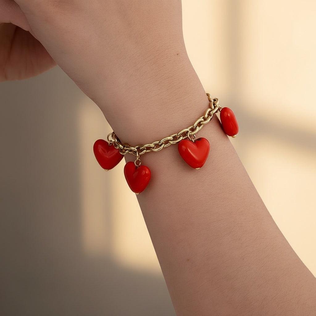 „Coralyn“ – Edelstahl-Arm­kette mit roten Herz-Charms, 19 cm