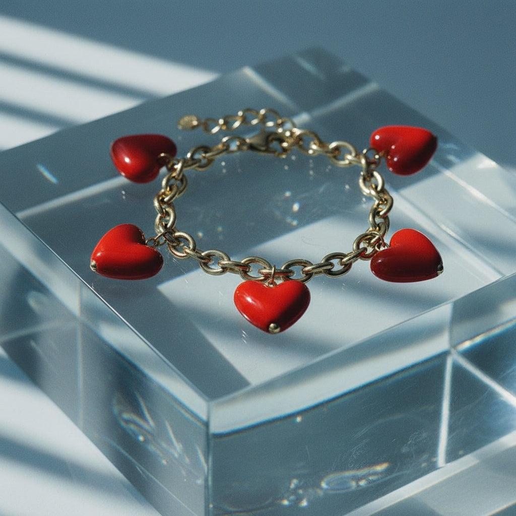 „Coralyn“ – Edelstahl-Arm­kette mit roten Herz-Charms, 19 cm