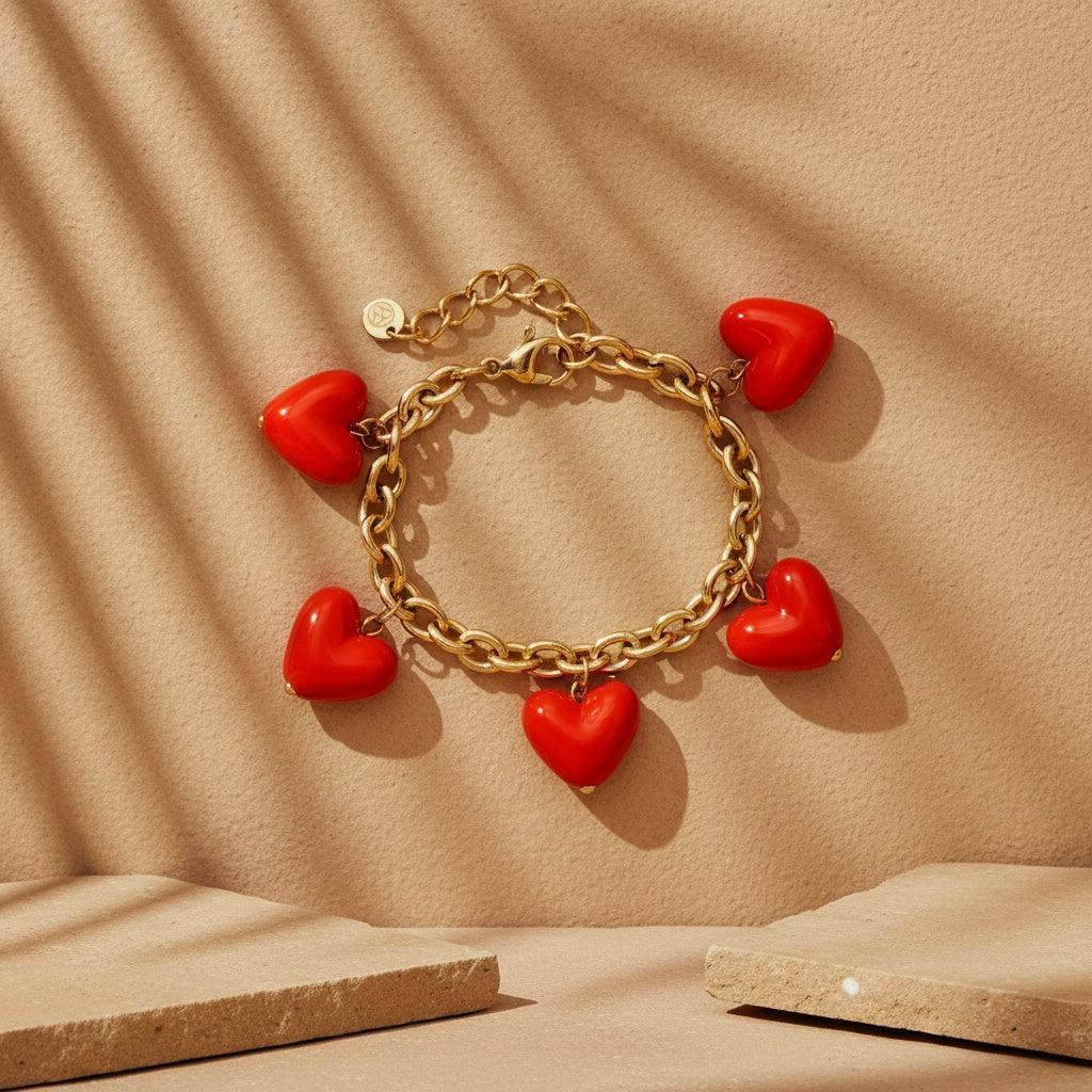 „Coralyn“ – Edelstahl-Arm­kette mit roten Herz-Charms, 19 cm