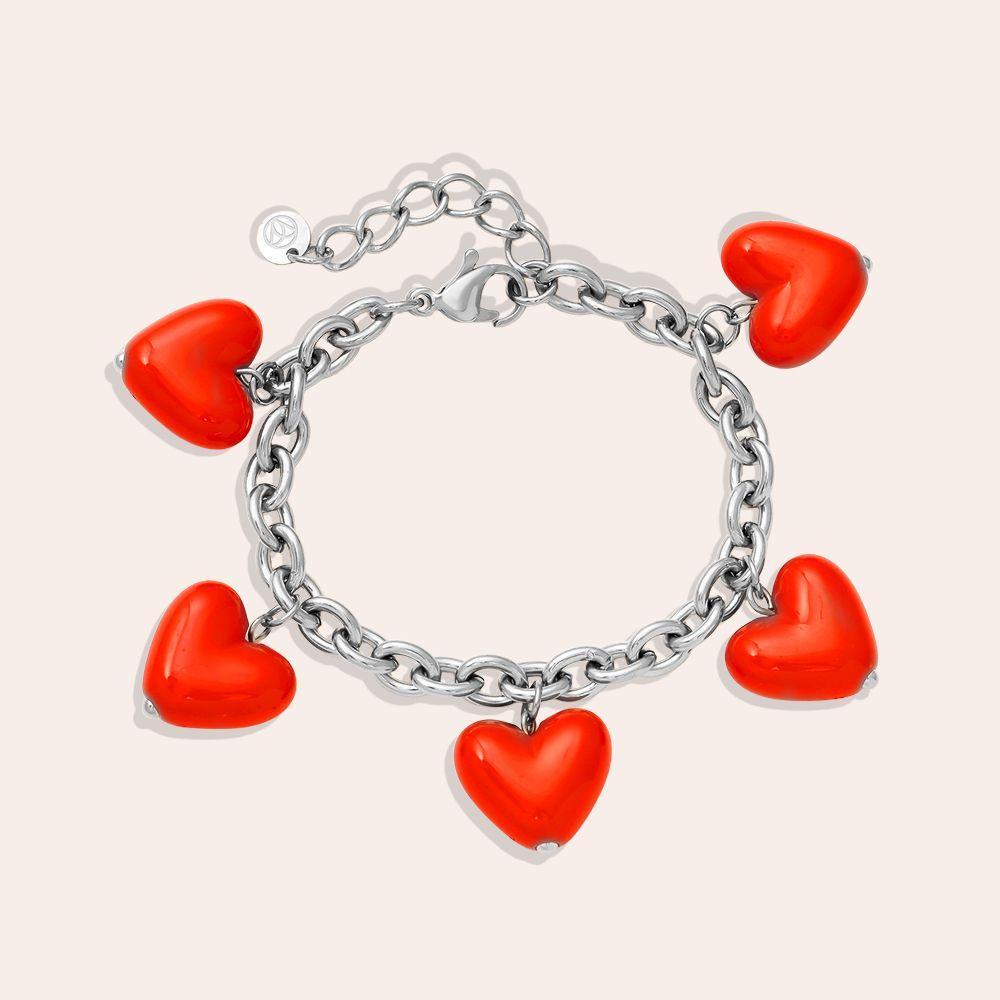 „Coralyn“ – Edelstahl-Arm­kette mit roten Herz-Charms, 19 cm