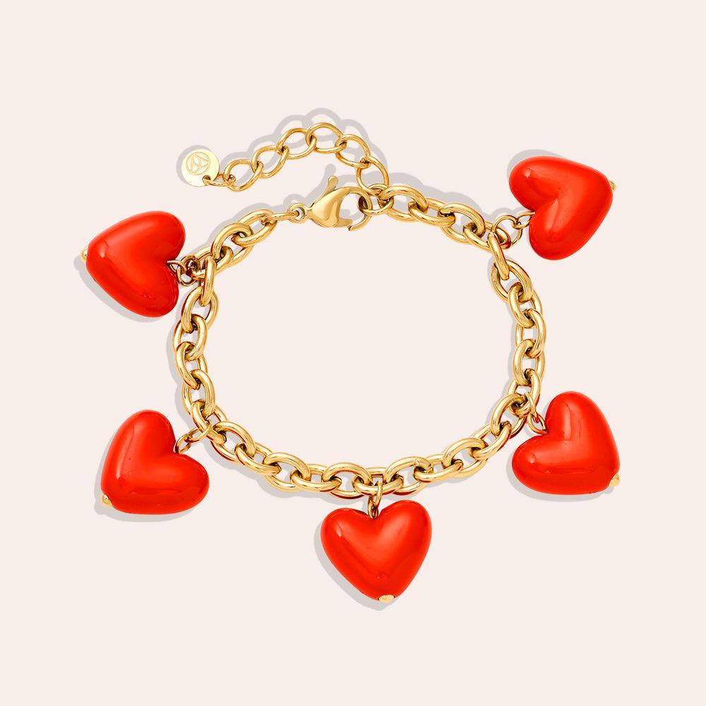 „Coralyn“ – Edelstahl-Arm­kette mit roten Herz-Charms, 19 cm-Goldharmonie