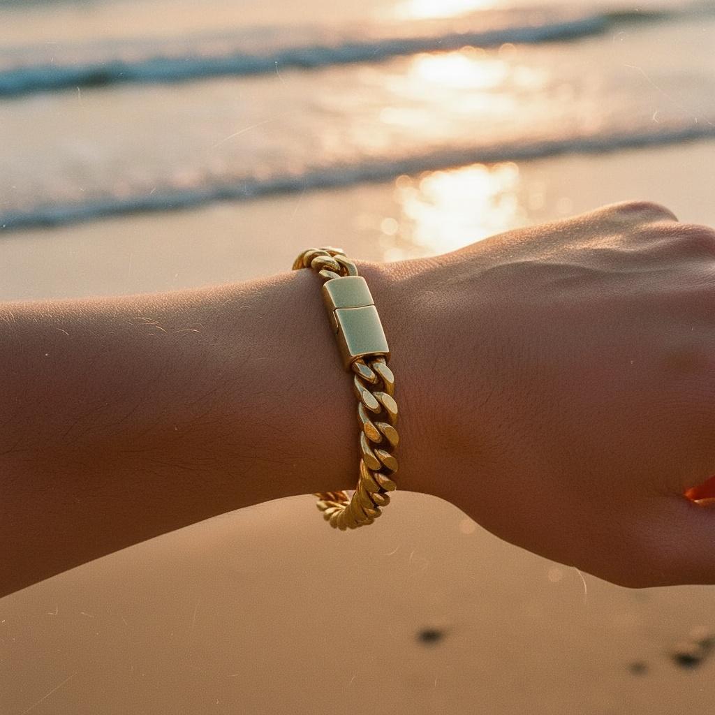 "Corvian" – Goldfarbenes Panzerarmband mit Magnetverschluss, 21,5 + 1 cm