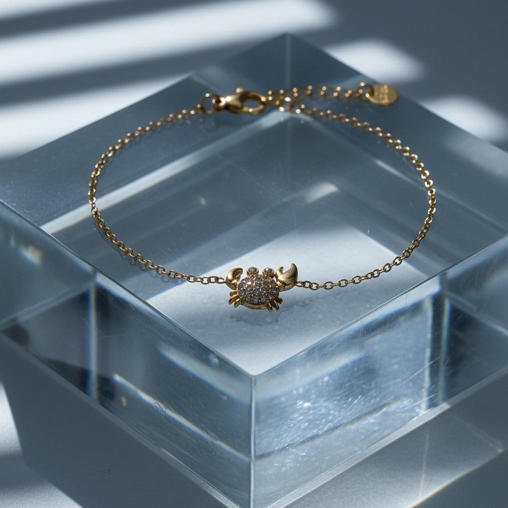 „Crilaya“ – Edelstahl-Arm­kette mit Zirkonia-Krabben-Charm, 17 cm + 3 cm