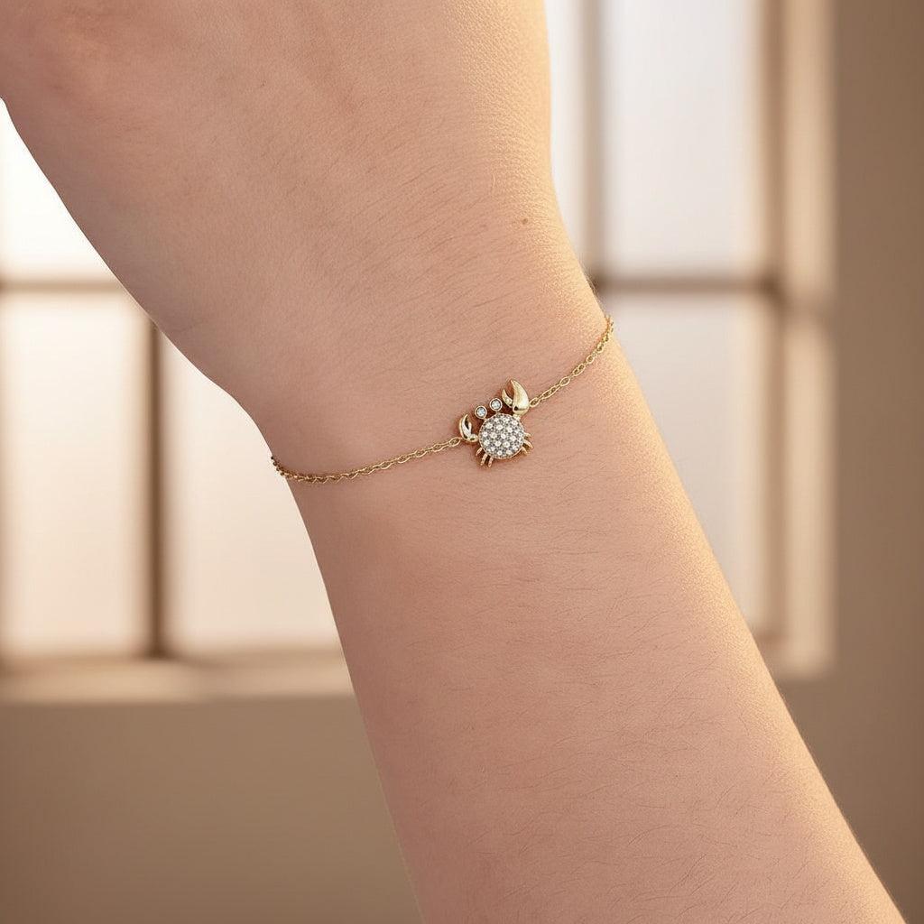 „Crilaya“ – Edelstahl-Arm­kette mit Zirkonia-Krabben-Charm, 17 cm + 3 cm