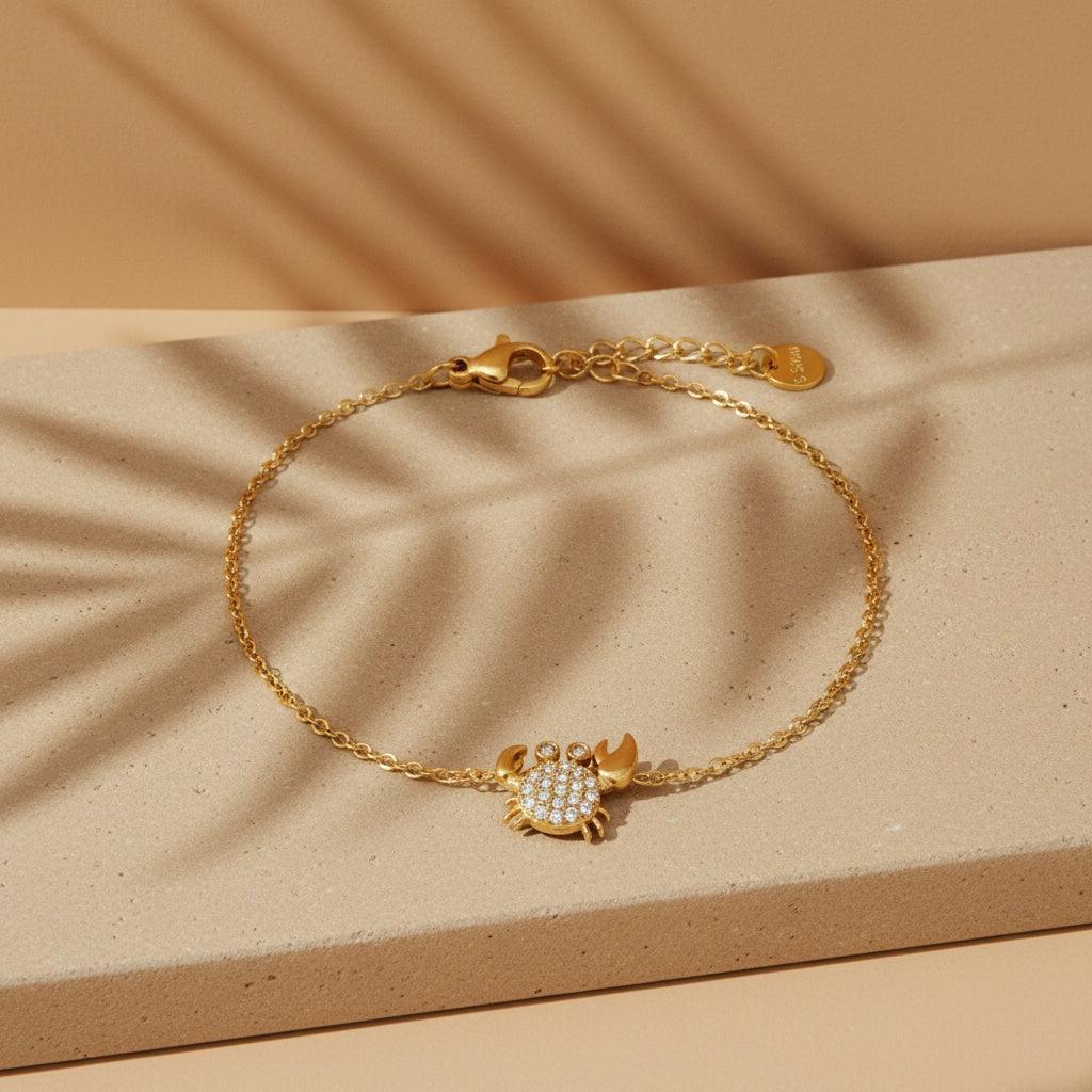 „Crilaya“ – Edelstahl-Arm­kette mit Zirkonia-Krabben-Charm, 17 cm + 3 cm