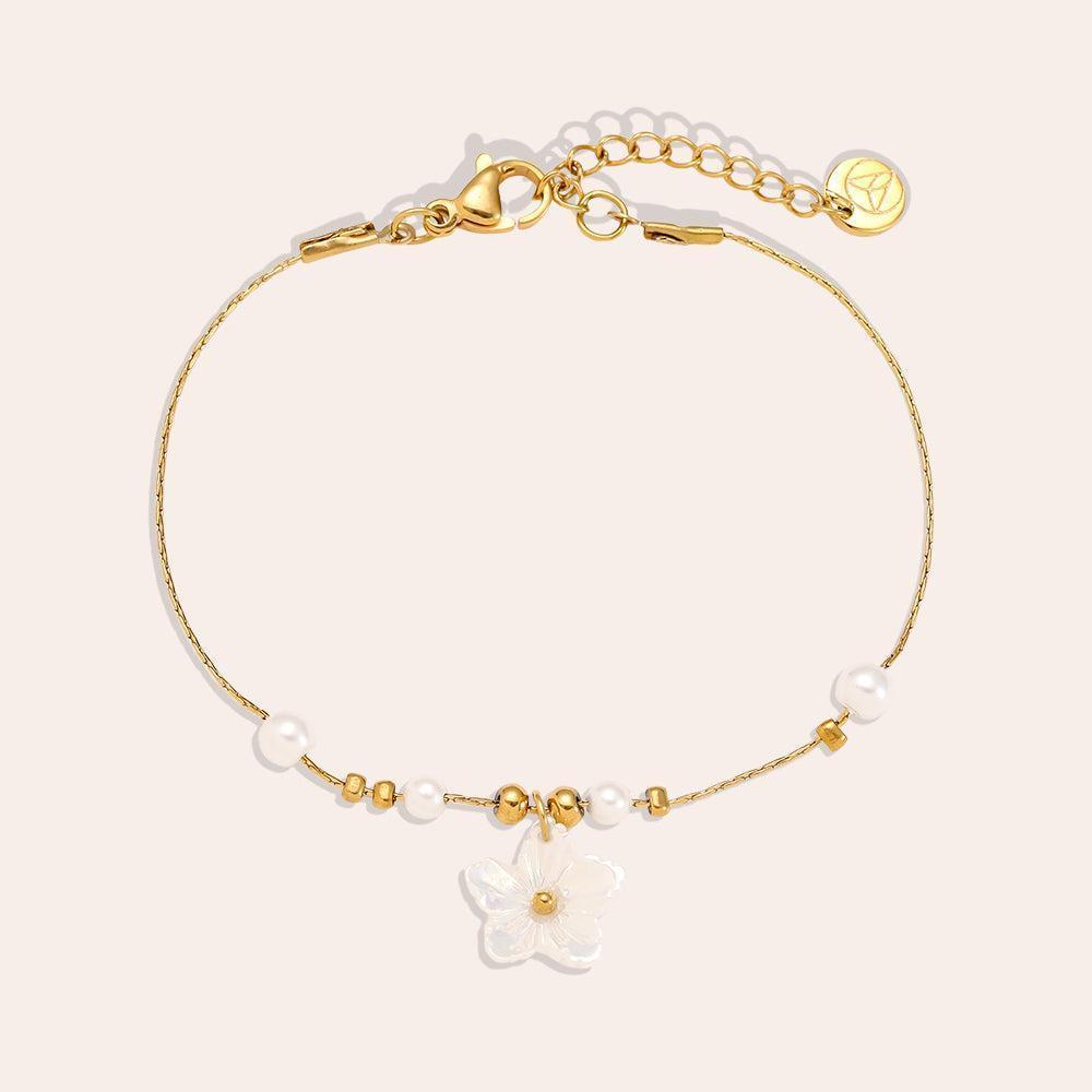 „Elinara“ Pearl Dots And Flower Armband-Goldharmonie