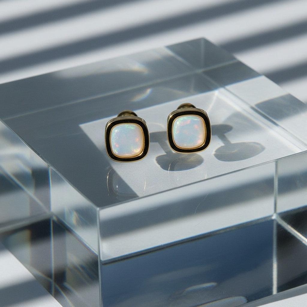 "Elvara" – Goldfarbene Ohrstecker mit Perlmutt