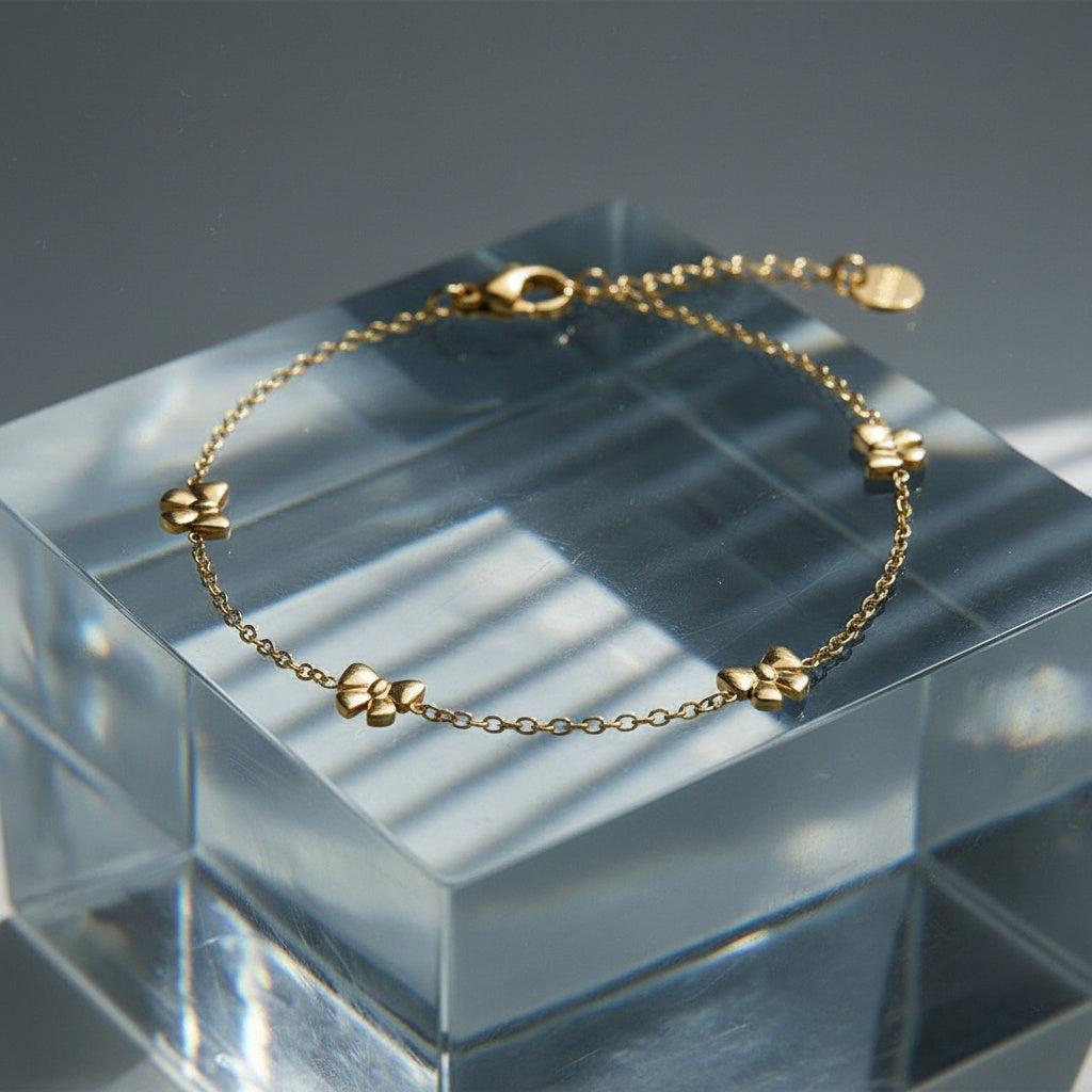 „Evelira“ – Zarte Edelstahlarmkette mit Schleifenakzent
