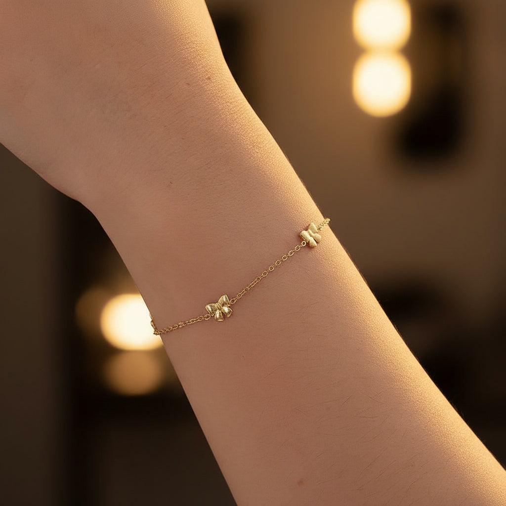 „Evelira“ – Zarte Edelstahlarmkette mit Schleifenakzent