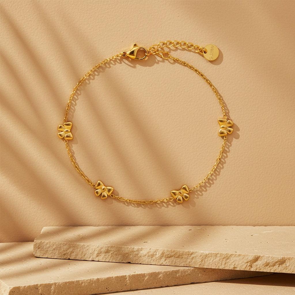 „Evelira“ – Zarte Edelstahlarmkette mit Schleifenakzent