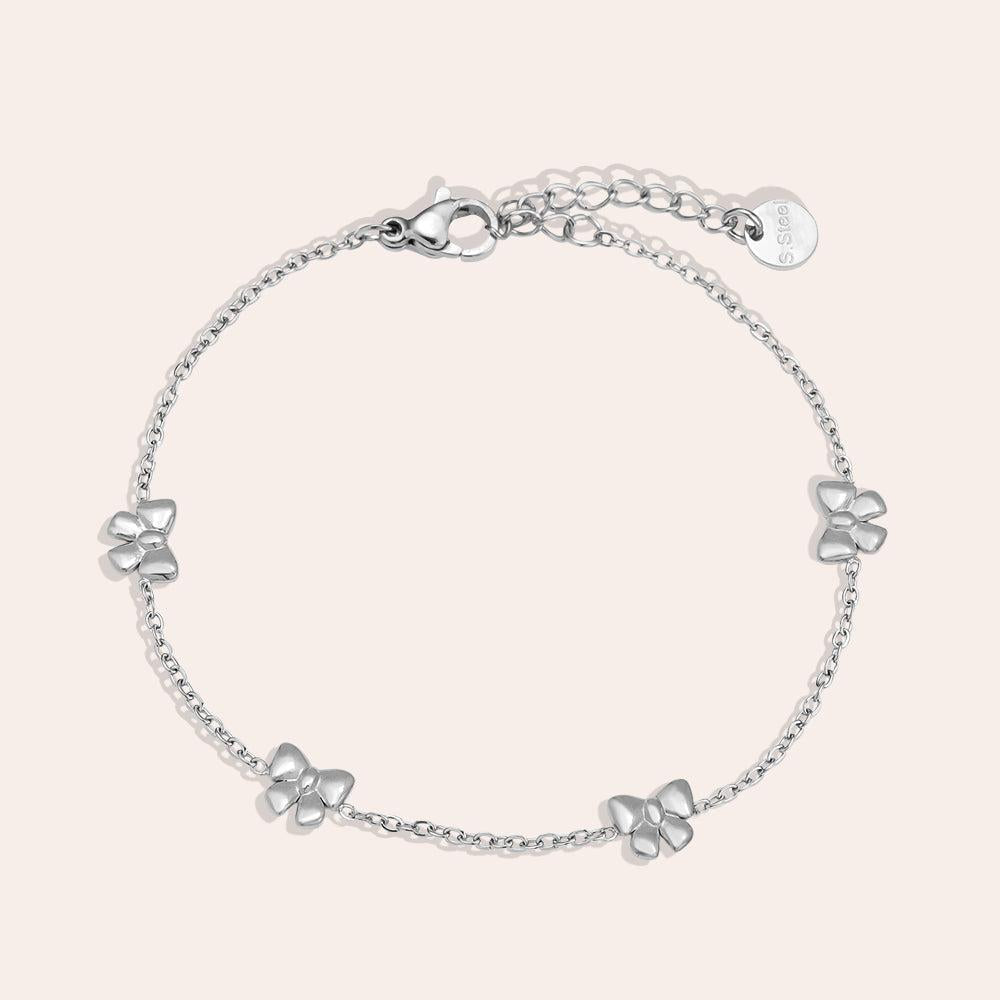 „Evelira“ – Zarte Edelstahlarmkette mit Schleifenakzent