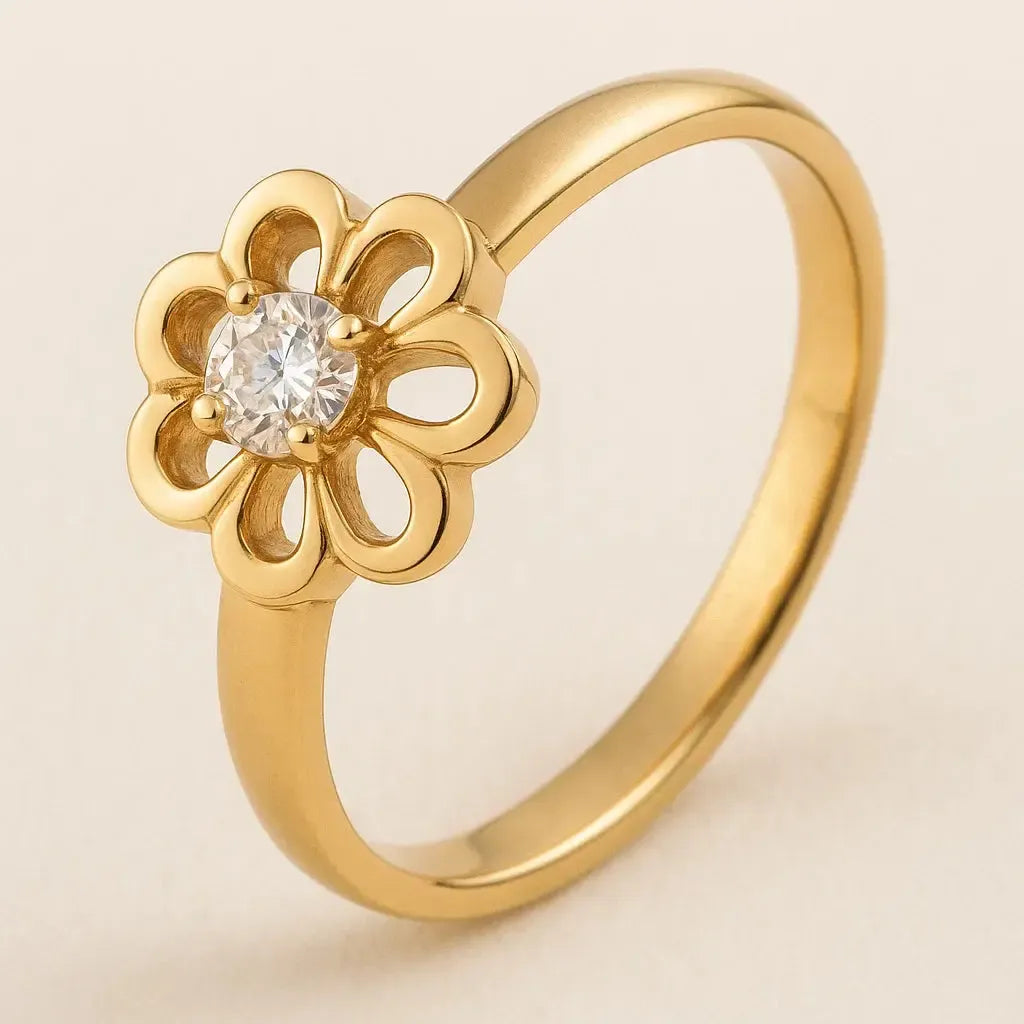"Floréa" – Goldfarbener Ring mit floraler Blüte & Zirkoniabesatz