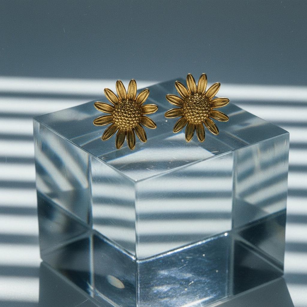 "Florina" – Goldfarbene Ohrstecker im Margeriten-Design (Vintage)