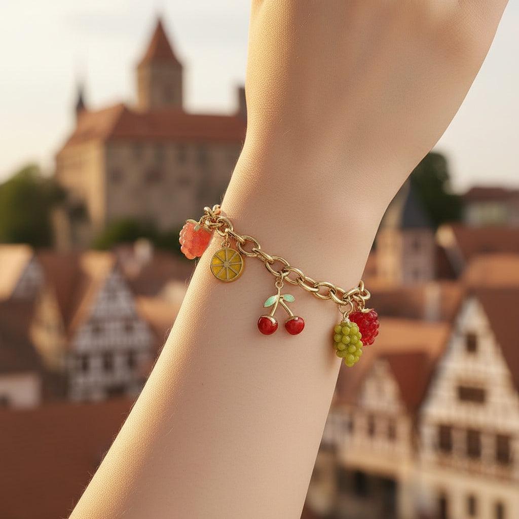 „Frunessa“ – Edelstahl-Arm­kette mit bunten Frucht-Charms, 17 cm + 3 cm