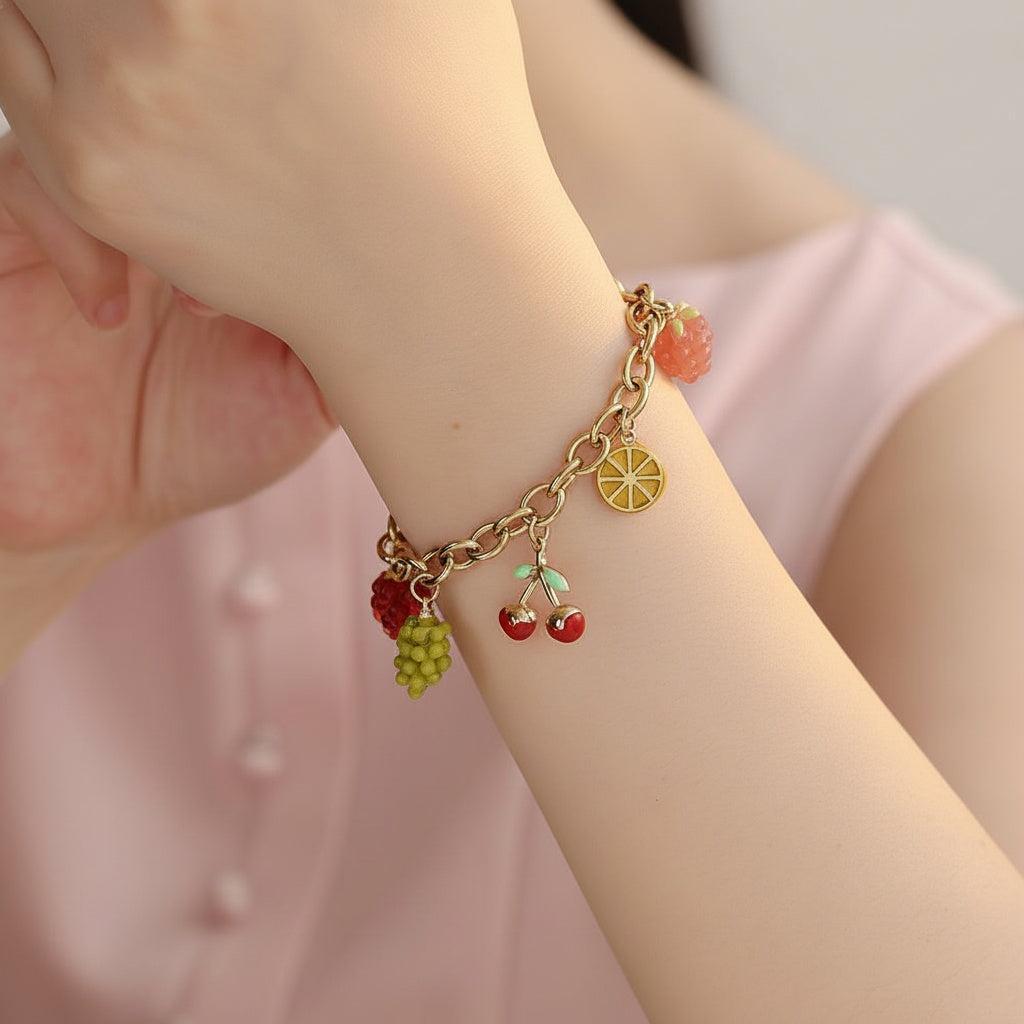 „Frunessa“ – Edelstahl-Arm­kette mit bunten Frucht-Charms, 17 cm + 3 cm