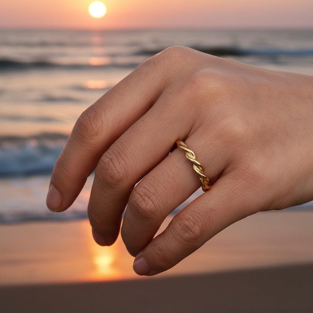 Ilanira - Fine Twist Ring
