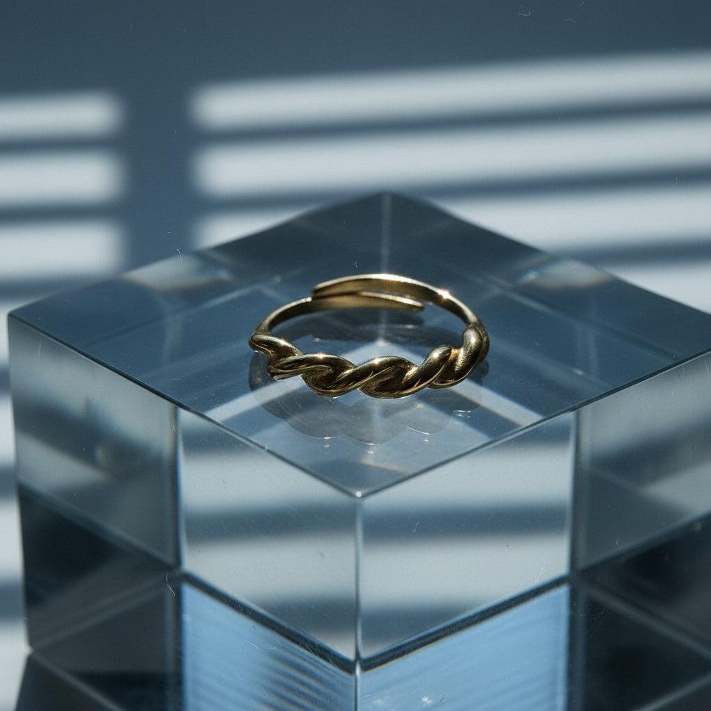 Ilanira - Fine Twist Ring