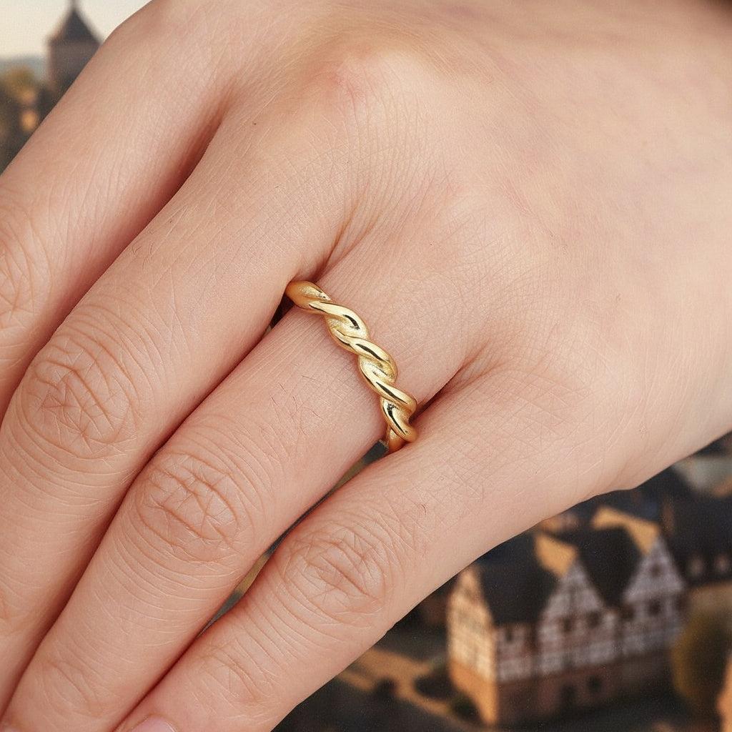 Ilanira - Fine Twist Ring