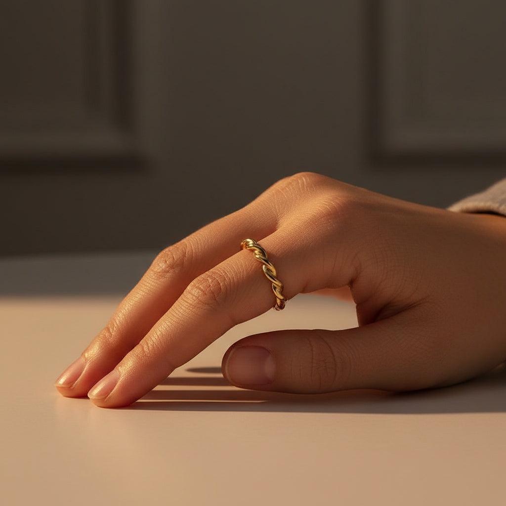Ilanira - Fine Twist Ring