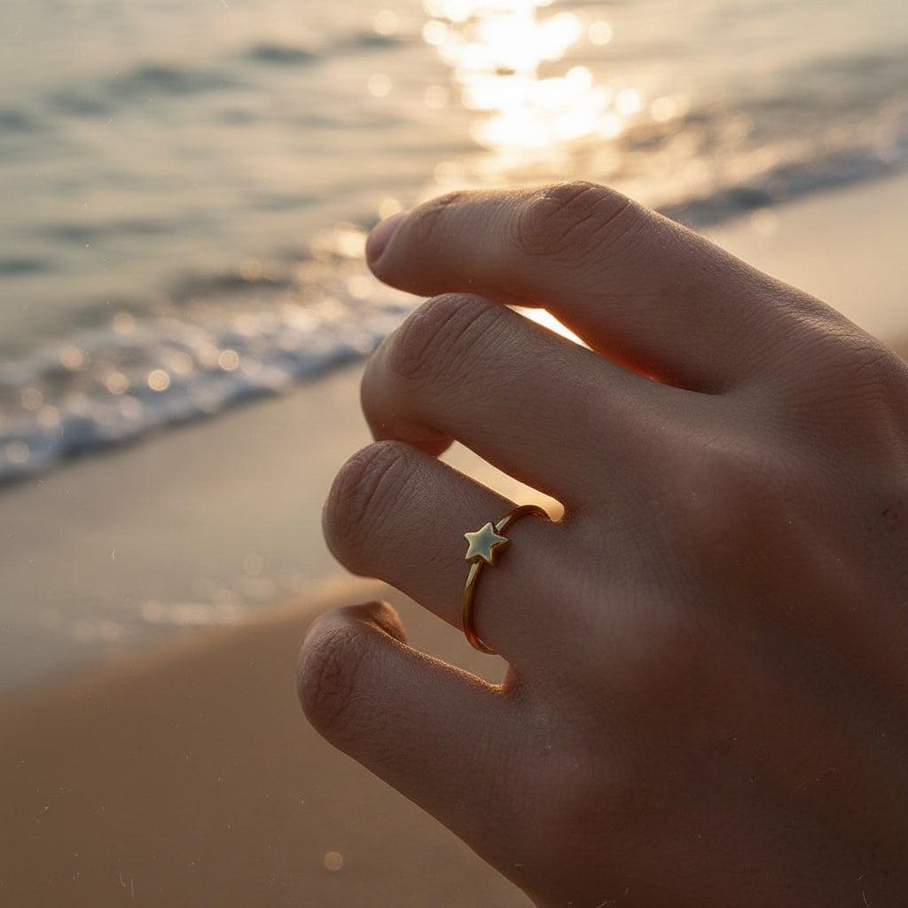 Iralin - Simple Star Ring