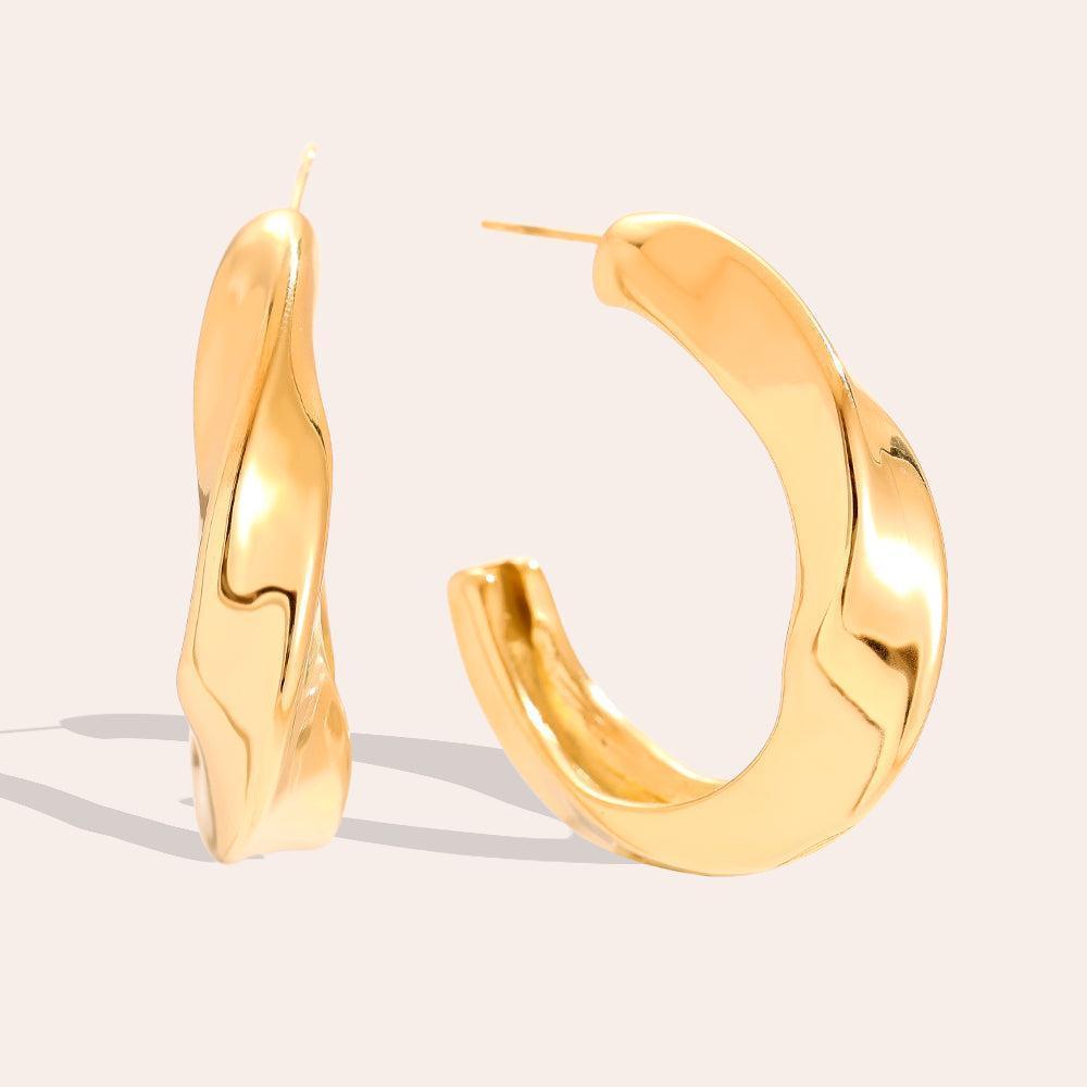 „Iramira“ Classic Twist Half Hoop Ohrringe-Goldharmonie