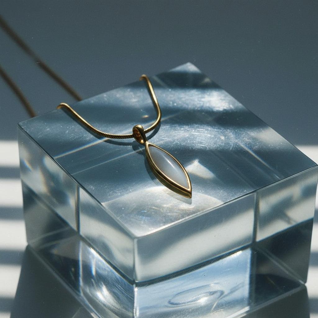 "Liora" – Goldfarbene Schlangenkette mit elegantem Anhänger