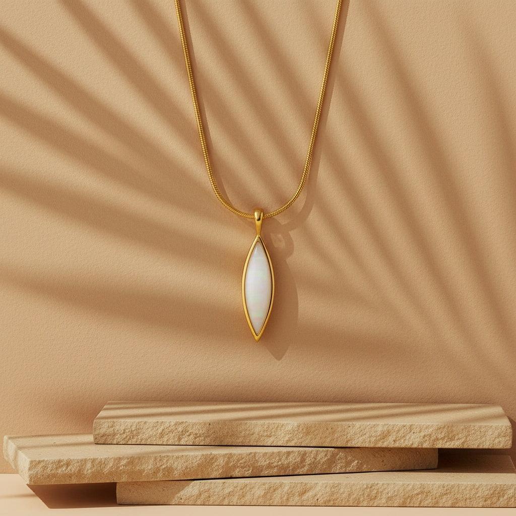 "Liora" – Goldfarbene Schlangenkette mit elegantem Anhänger
