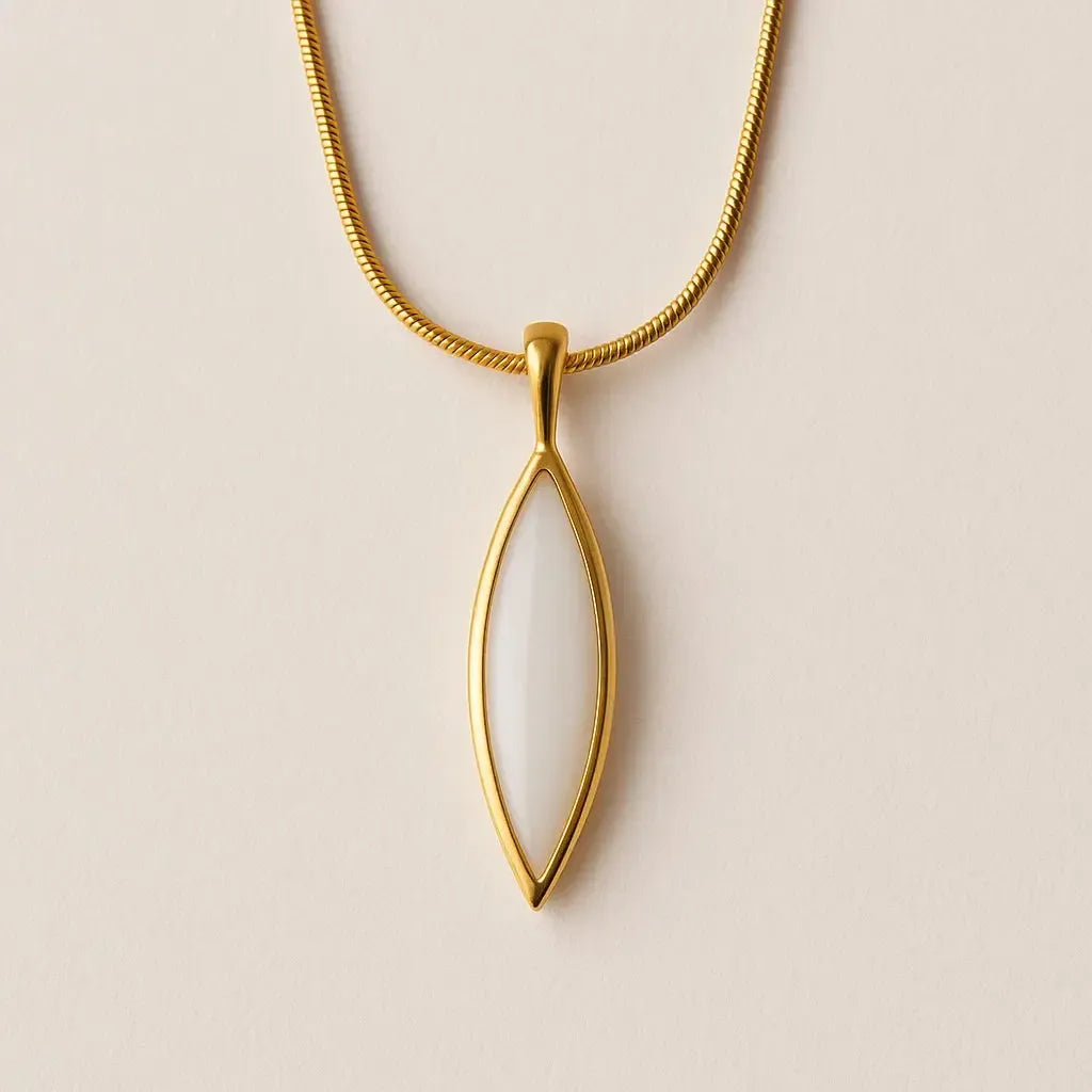 "Liora" – Goldfarbene Schlangenkette mit elegantem Anhänger-Goldharmonie