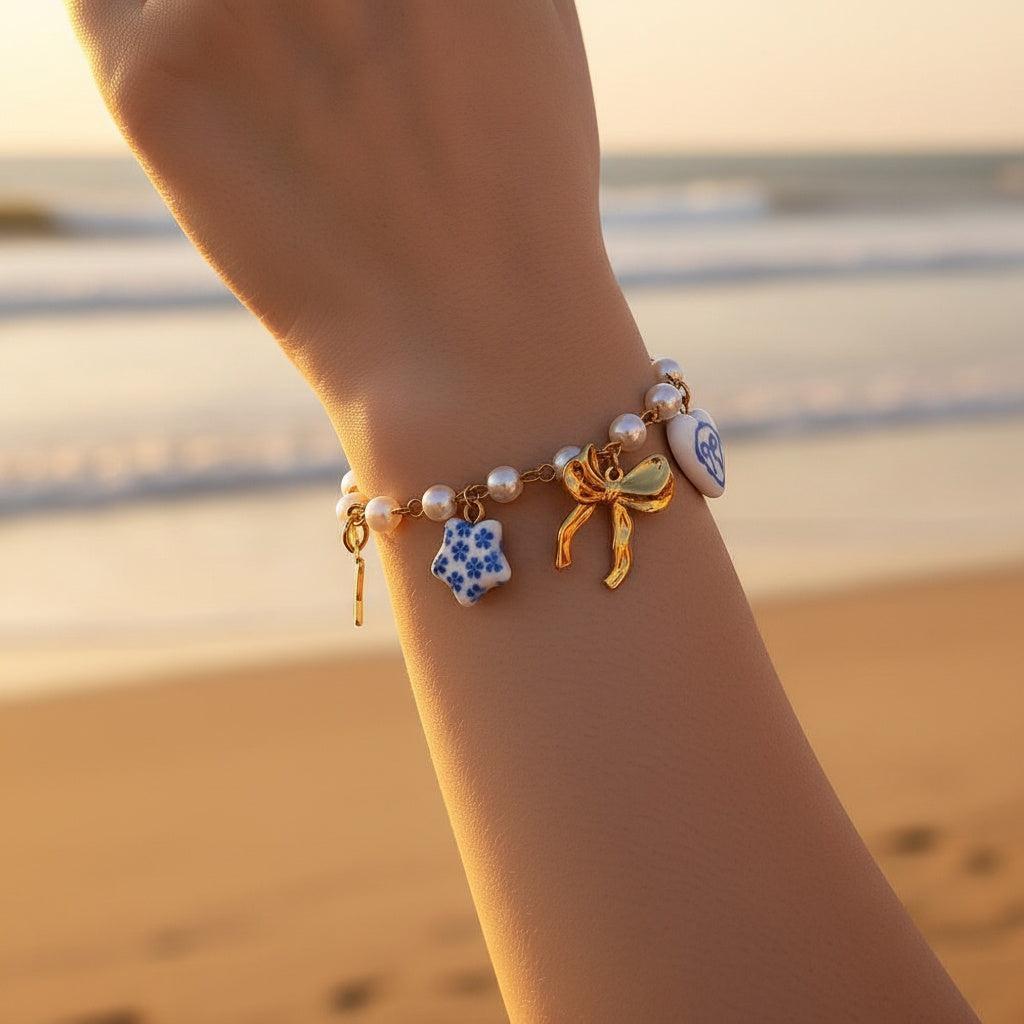 „Lioraé“ – Edelstahl-Arm­kette mit Keramikperlen & Fancy Charms, 18 cm + 4 cm