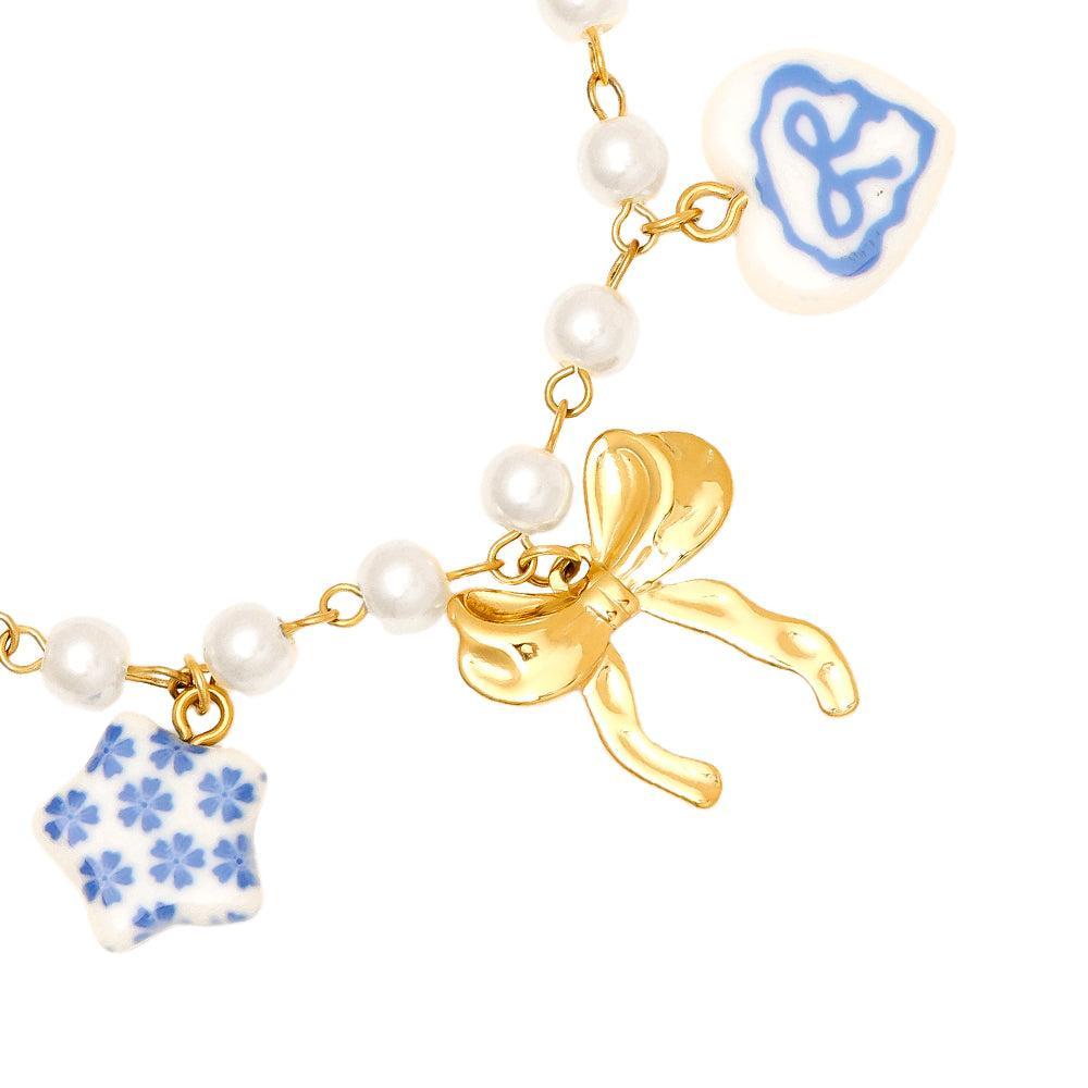 „Lioraé“ – Edelstahl-Arm­kette mit Keramikperlen & Fancy Charms, 18 cm + 4 cm
