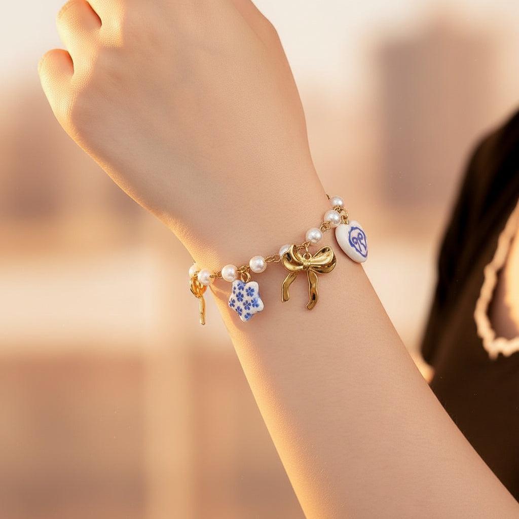 „Lioraé“ – Edelstahl-Arm­kette mit Keramikperlen & Fancy Charms, 18 cm + 4 cm