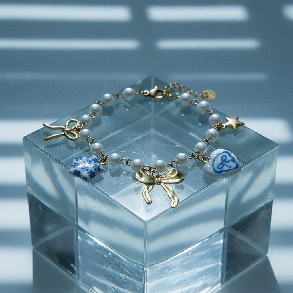 „Lioraé“ – Edelstahl-Arm­kette mit Keramikperlen & Fancy Charms, 18 cm + 4 cm