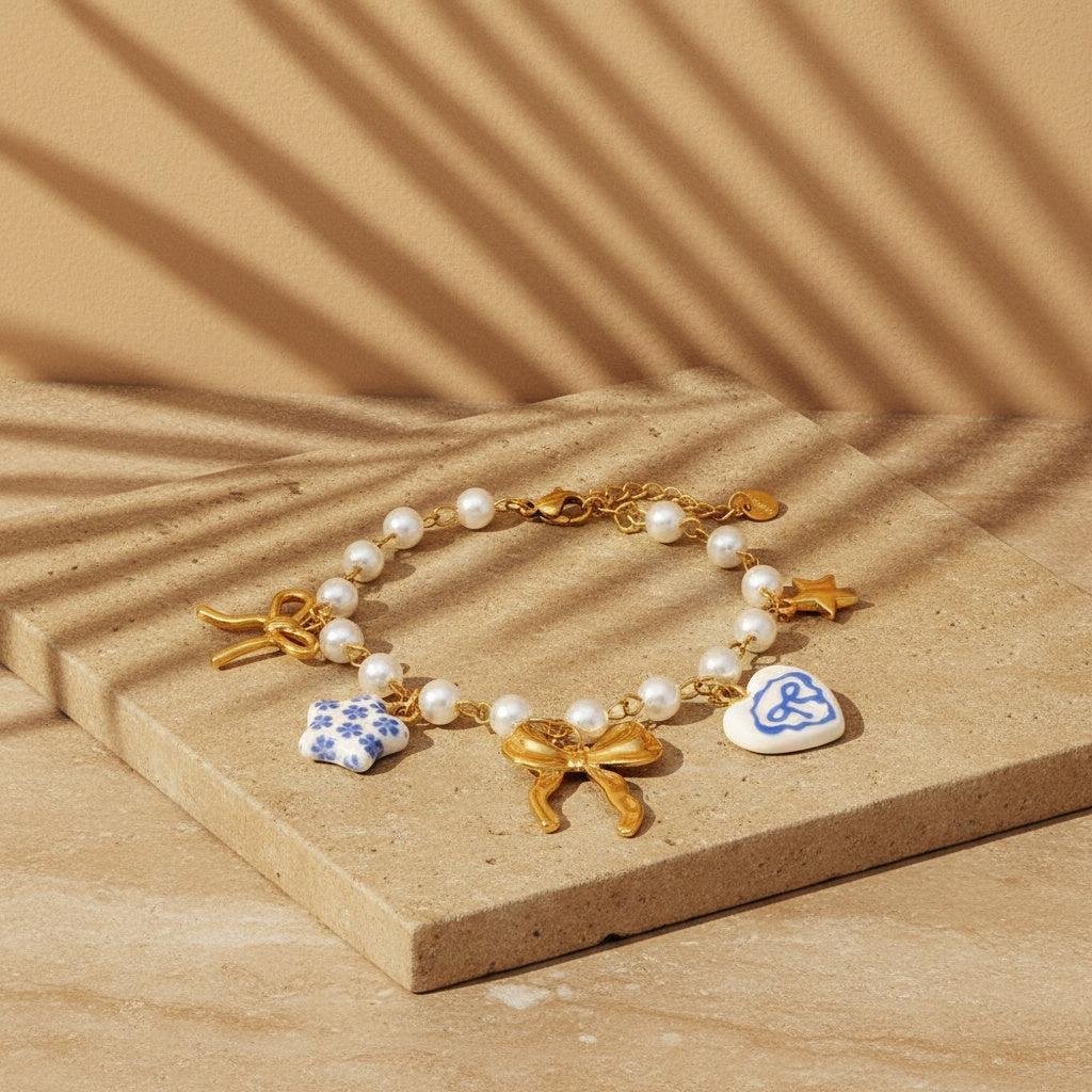 „Lioraé“ – Edelstahl-Arm­kette mit Keramikperlen & Fancy Charms, 18 cm + 4 cm