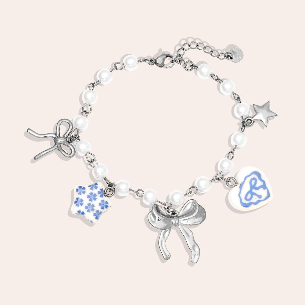 „Lioraé“ – Edelstahl-Arm­kette mit Keramikperlen & Fancy Charms, 18 cm + 4 cm