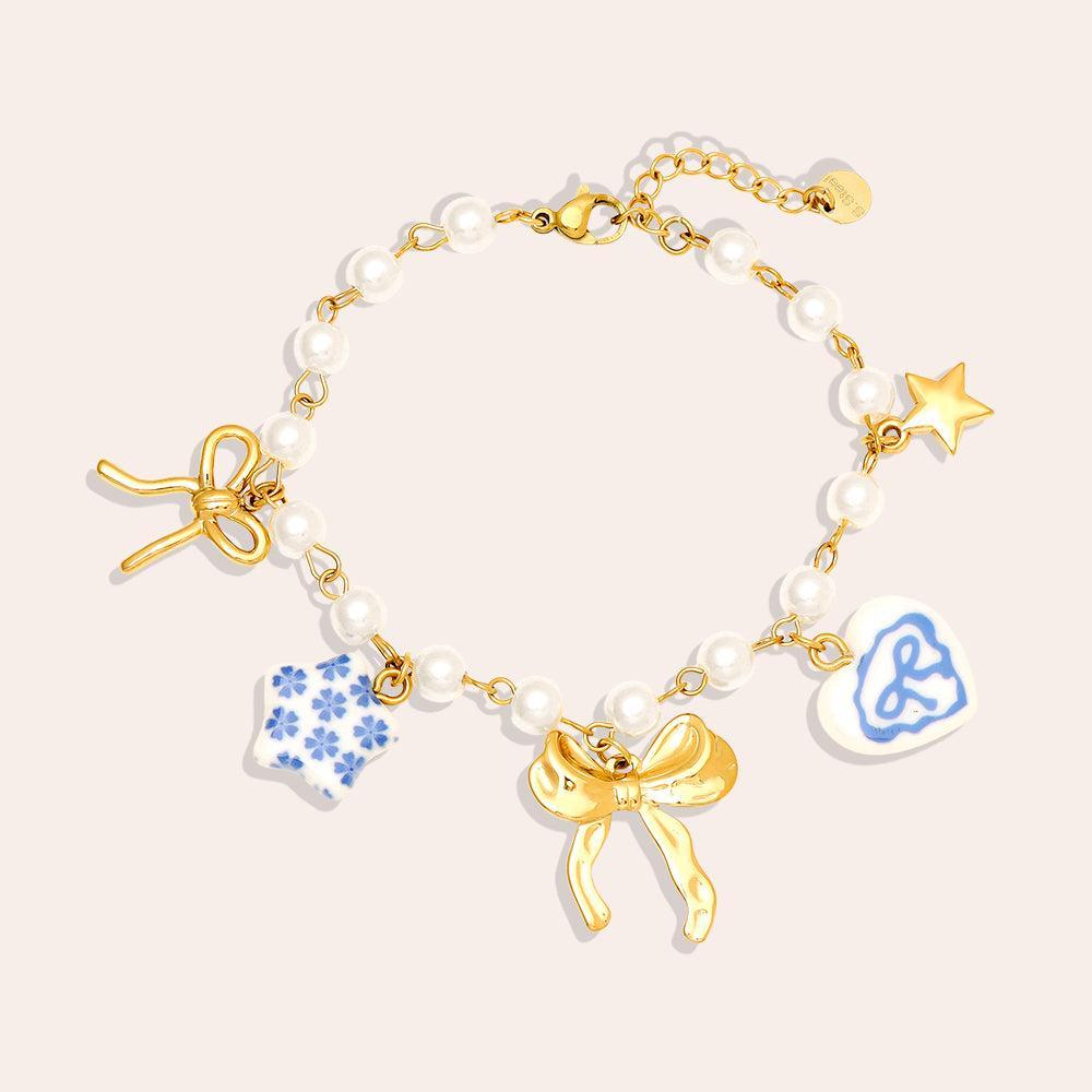 „Lioraé“ – Edelstahl-Arm­kette mit Keramikperlen & Fancy Charms, 18 cm + 4 cm-Goldharmonie