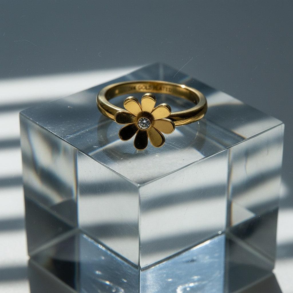 Lioraya - Goldfarbener Ring mit Blütenkopf & Similistein