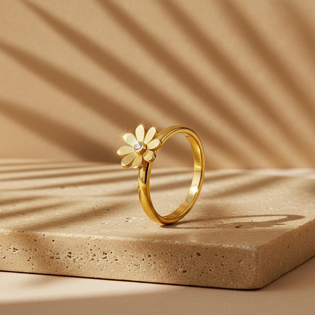 Lioraya - Goldfarbener Ring mit Blütenkopf & Similistein