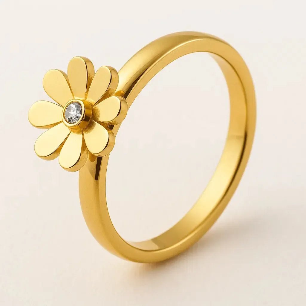 "Lioraya" – Goldfarbener Ring mit Blütenkopf & Similistein