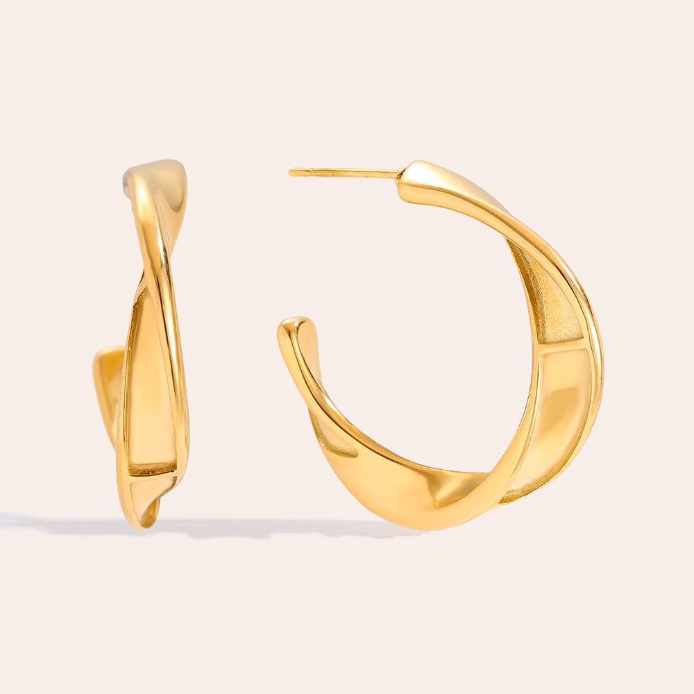 „Liranara“ Classic Twist Half Hoop Ohrringe-Goldharmonie