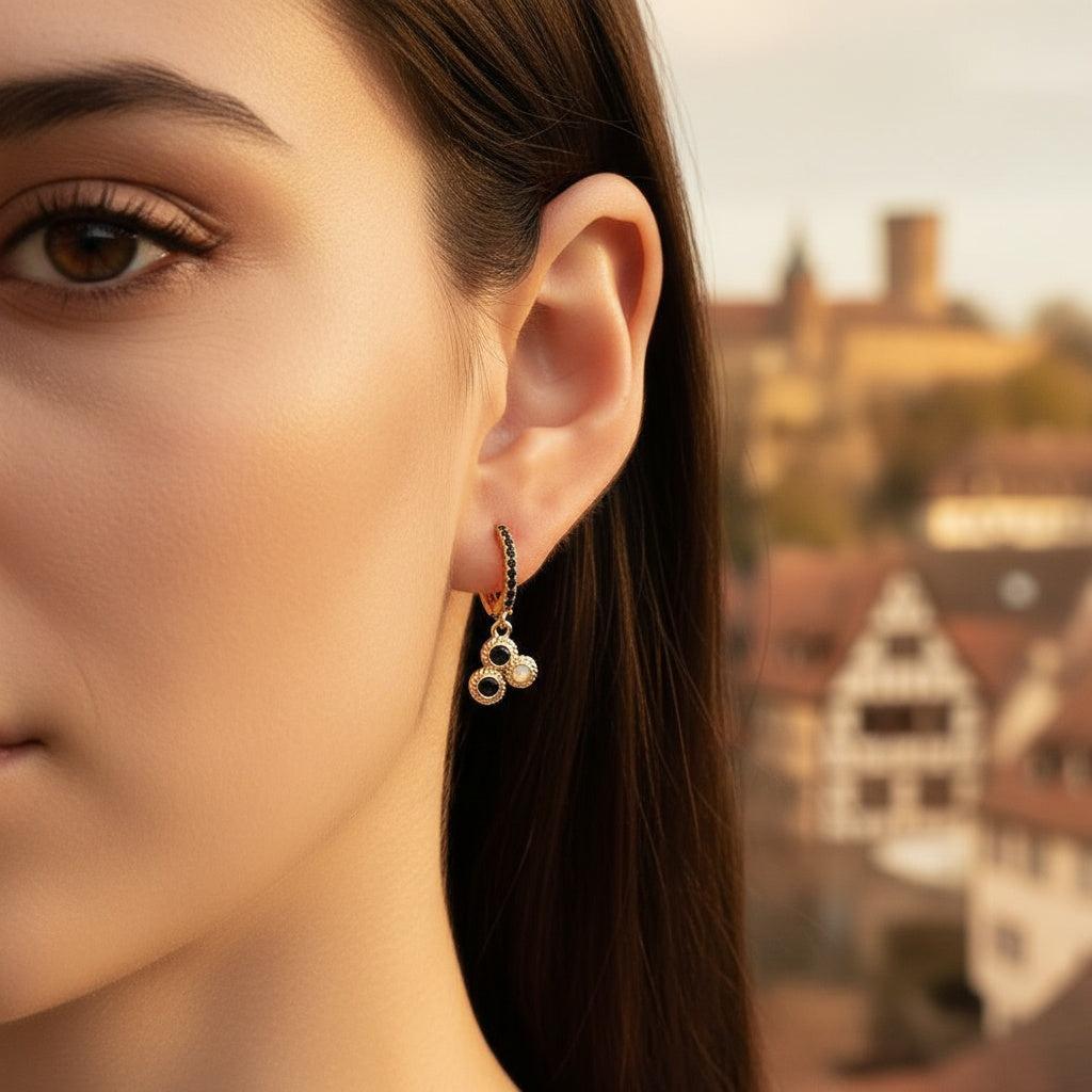 „Lumilinaa“ Three Diamond Dots Vergoldete Ohrringe