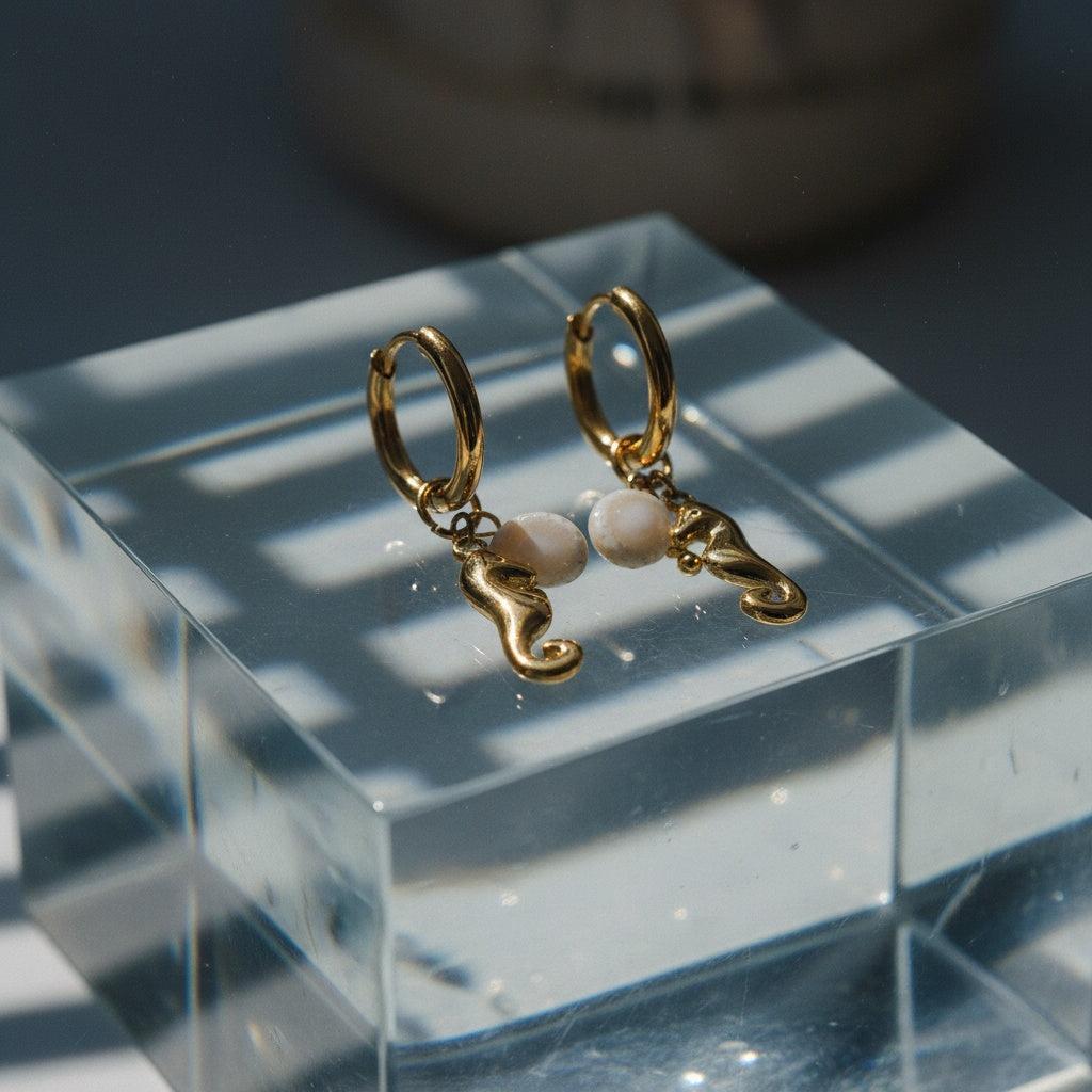 „Lumitaraa“ Sea Horse And Snail Ohrringe