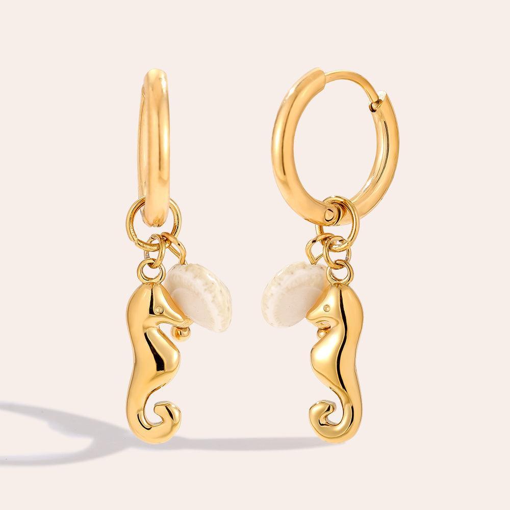 „Lumitaraa“ Sea Horse And Snail Ohrringe-Goldharmonie