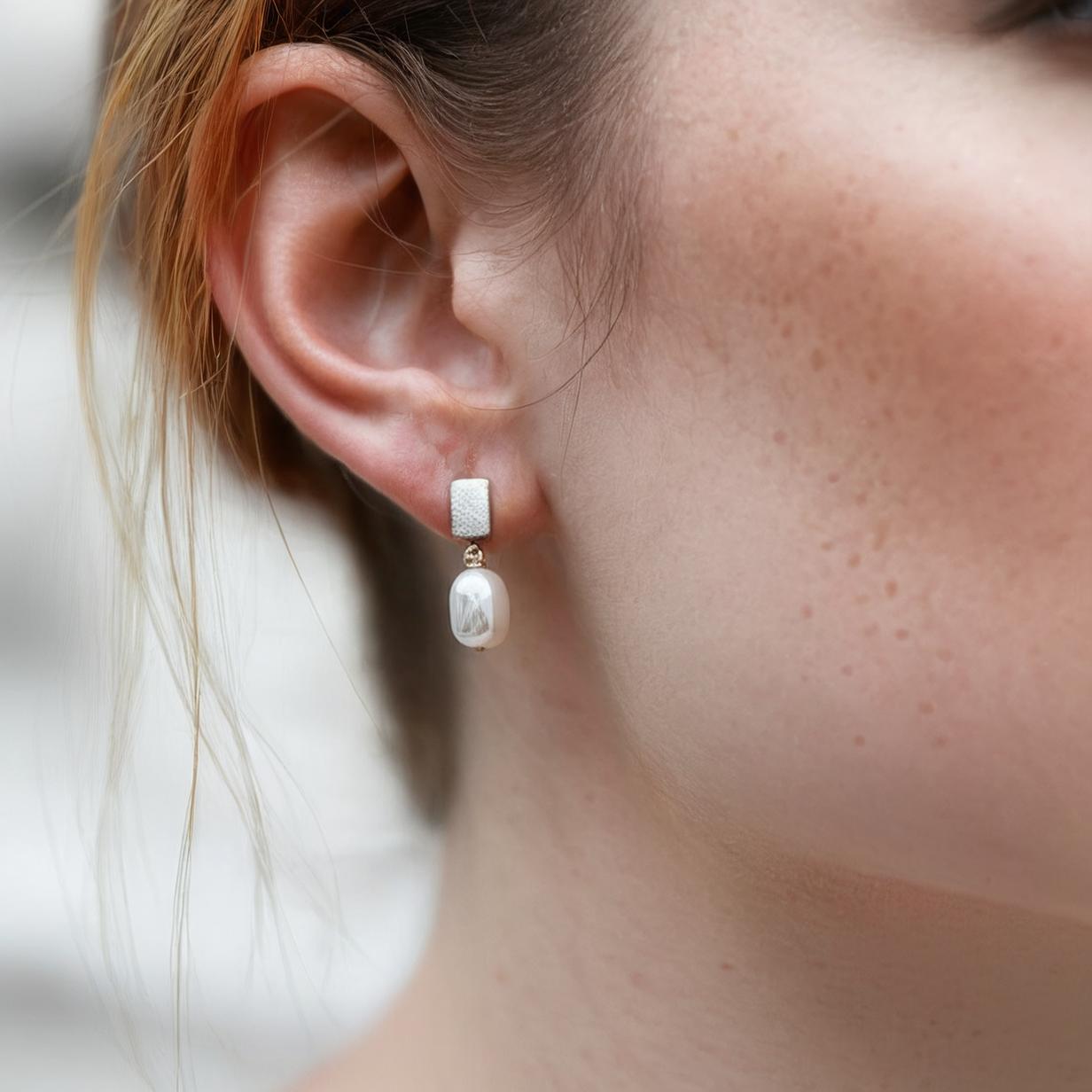 „Lunari“ – Ohrstecker aus 925er Silber mit Süßwasserperle & Zirkonia