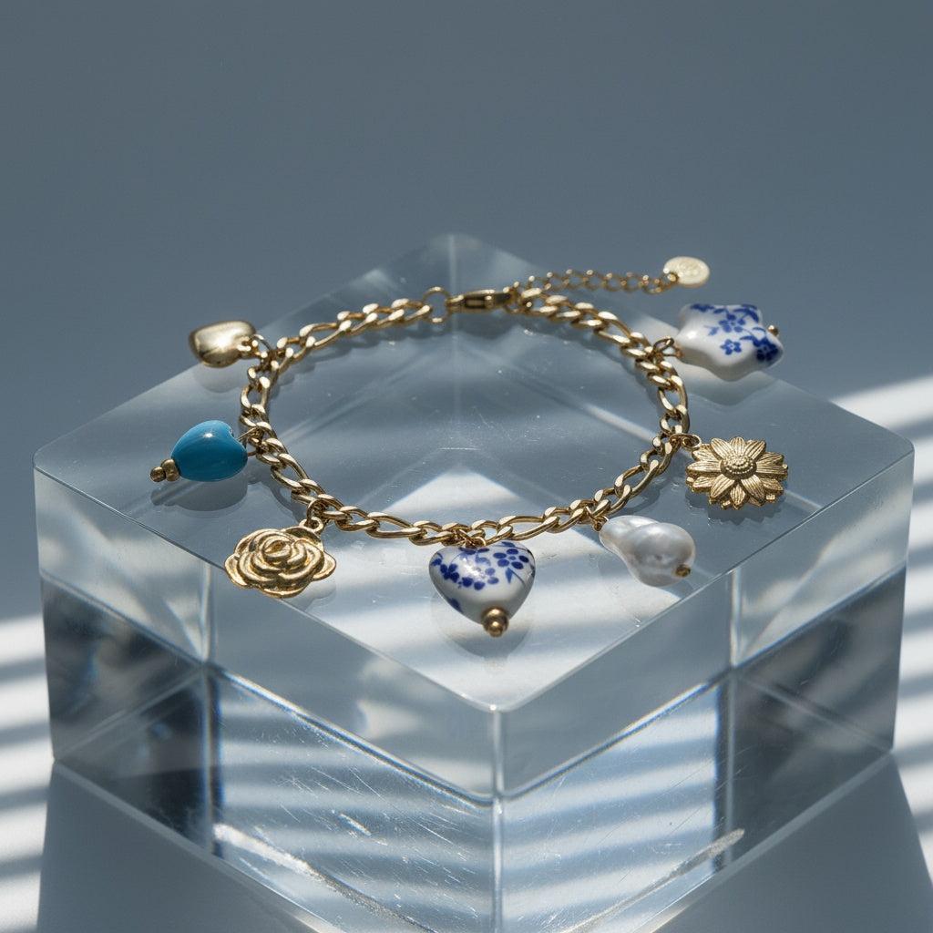 „Lunielle“ – Edelstahl-Arm­kette mit Keramikperlen-Charms, 17 cm + 3 cm