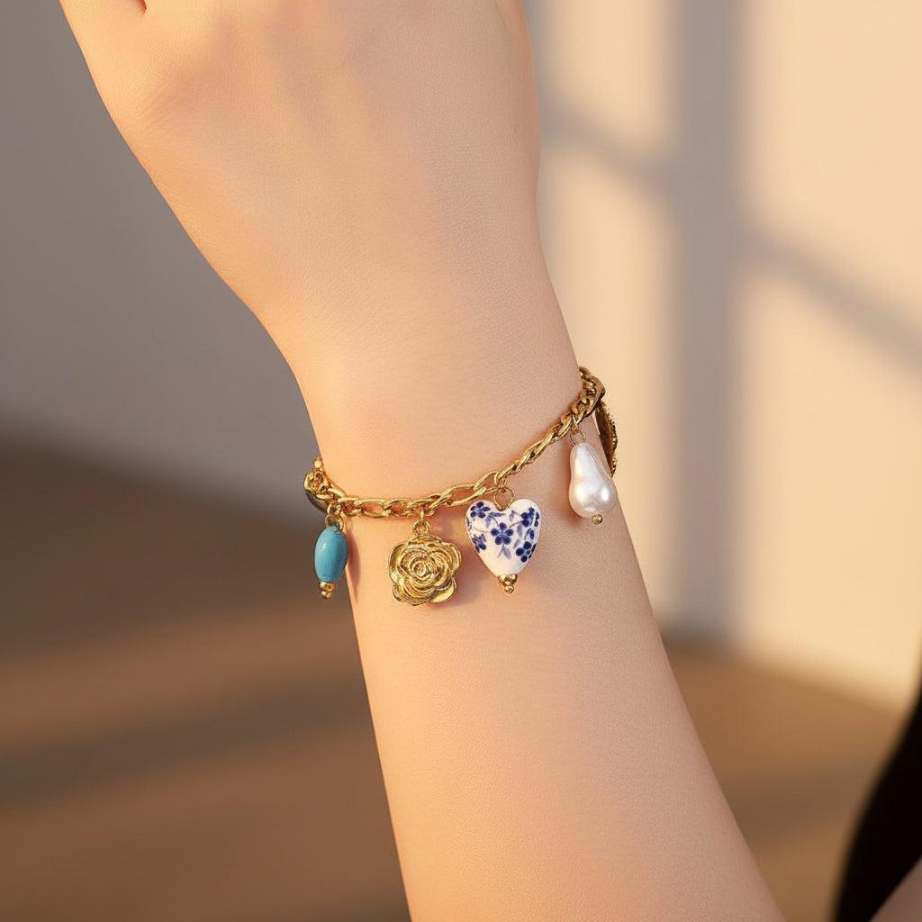 „Lunielle“ – Edelstahl-Arm­kette mit Keramikperlen-Charms, 17 cm + 3 cm