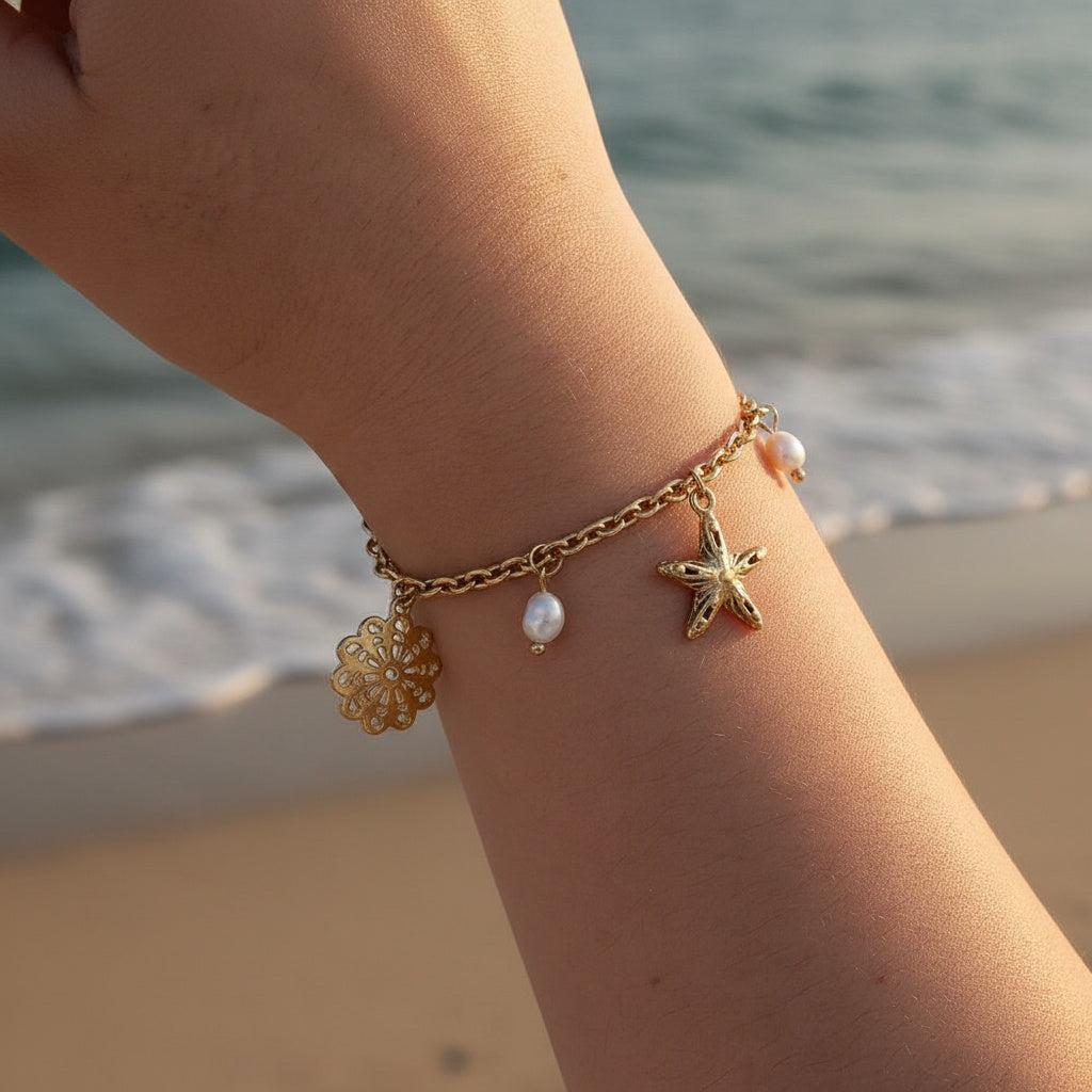 „Mareli“ – Edelstahl-Arm­kette mit Süßwasserperle & Meeres-Charms, 17 cm + 3 cm