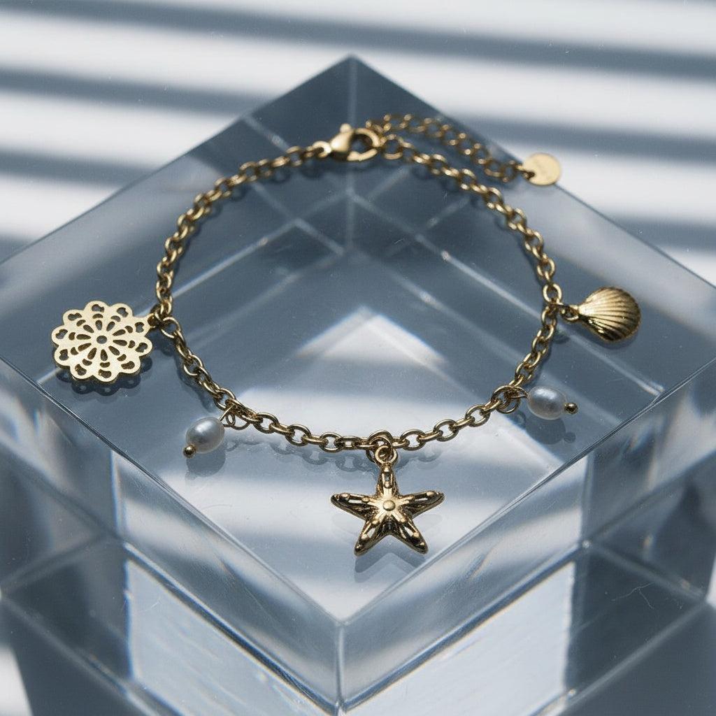 „Mareli“ – Edelstahl-Arm­kette mit Süßwasserperle & Meeres-Charms, 17 cm + 3 cm