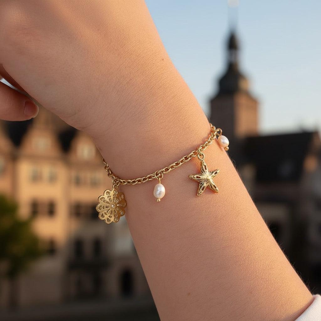 „Mareli“ – Edelstahl-Arm­kette mit Süßwasserperle & Meeres-Charms, 17 cm + 3 cm