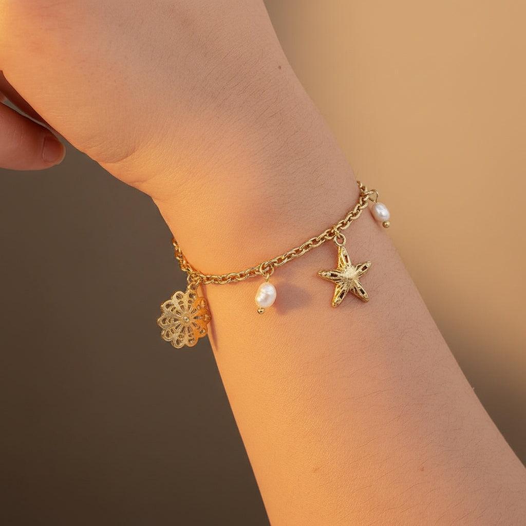 „Mareli“ – Edelstahl-Arm­kette mit Süßwasserperle & Meeres-Charms, 17 cm + 3 cm