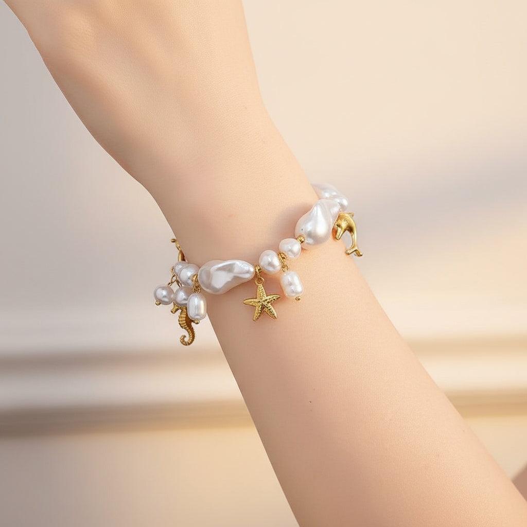 „Marilou“ – Edelstahl-Arm­kette mit Ocean-Charms & barocker Kunstperle, 20 cm